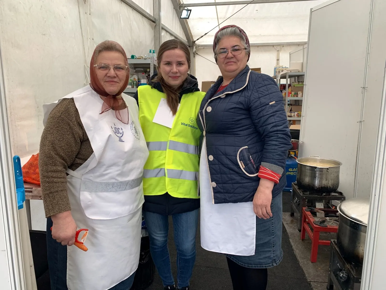 Viktoriya with local Romanian volunteers at the Jewish tent in Siret, Romania, serving refugees arriving from the border checkpoint.
