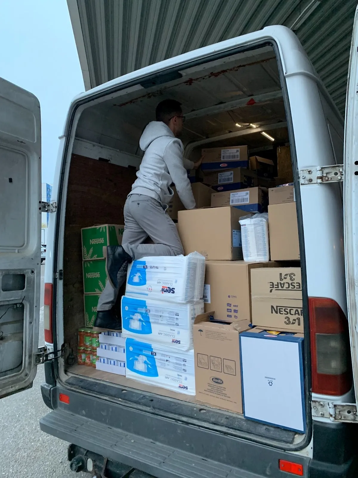 Rostislav helping pack a van with food in Suceava, Romania, bound for Mykolaiv and Kharkiv oblasts. Two vans with nearly $11,000 of food and hygiene products were delivered in March.